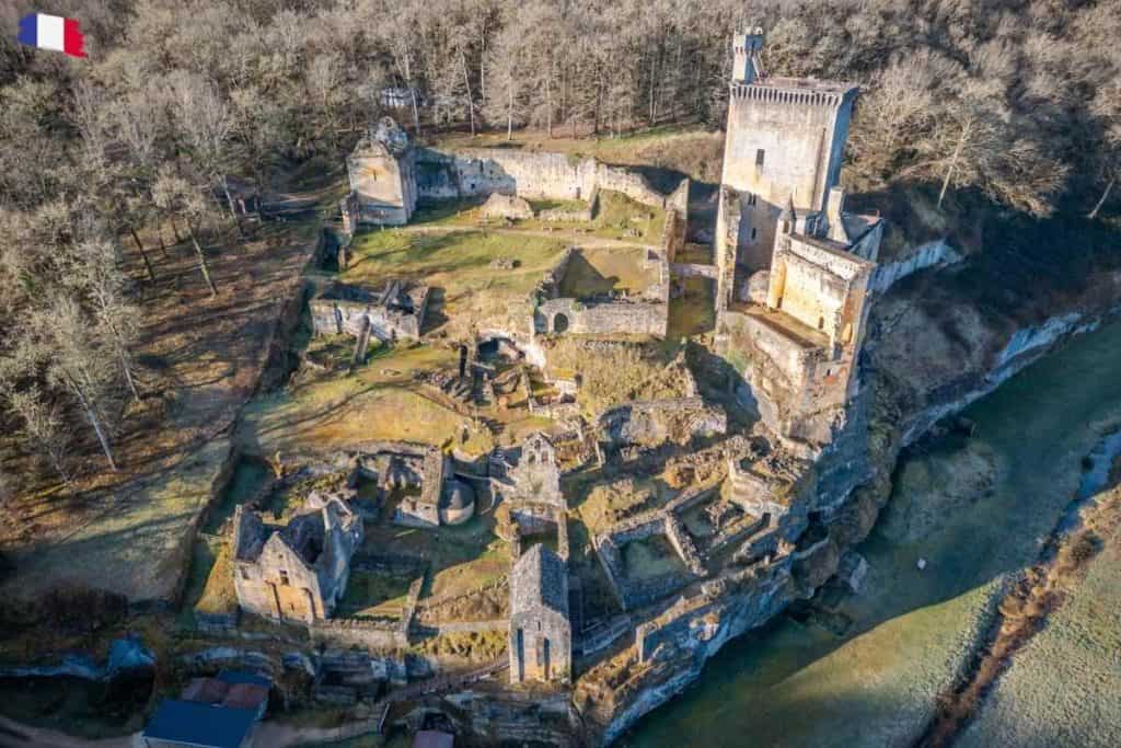 Château de Commarque hidden in the Dordogne forest — a partially restored medieval fortress surrounded by nature, layered with prehistoric carvings and knightly legends.